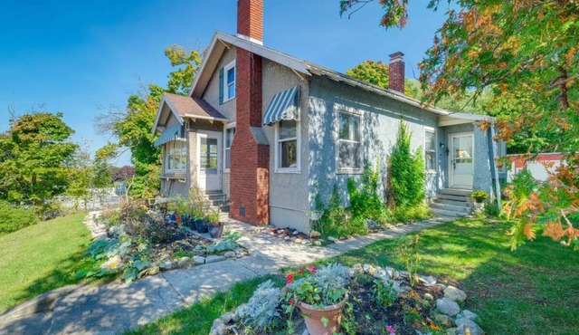 Vintage 1920's Cottage in the heart of downtown Charlevoix! Walk to everything!