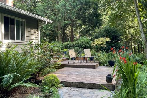 Walk to Beach + Village: Bainbridge Island Gem!