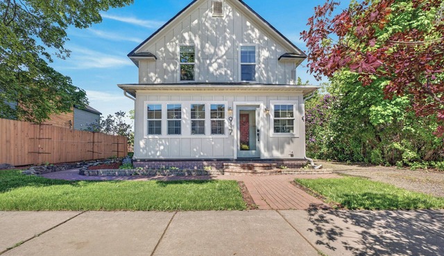 Walk to Downtown - Hot Tub - Outdoor Space - AC