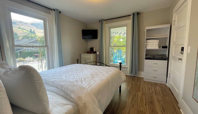 Walk to Lake & Downtown Chelan! Room #1