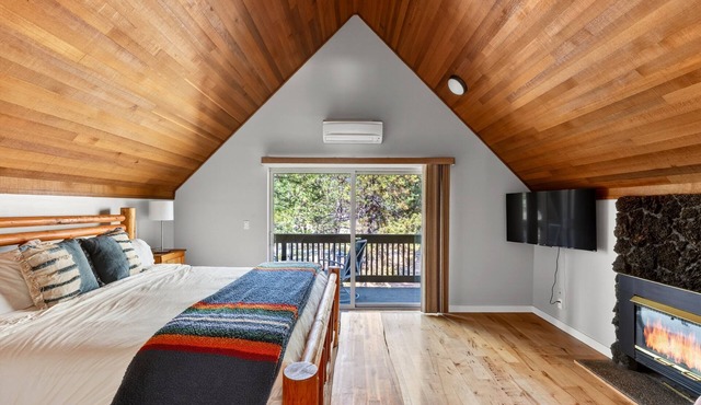 Walk to the Village, Hot Tub, SHARC pass, AC, Games, Bikes, Grill, Pet-Friendly