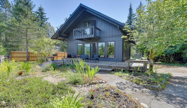 Walk to Water! Lake Kokanee Cabin w/Mtn Views