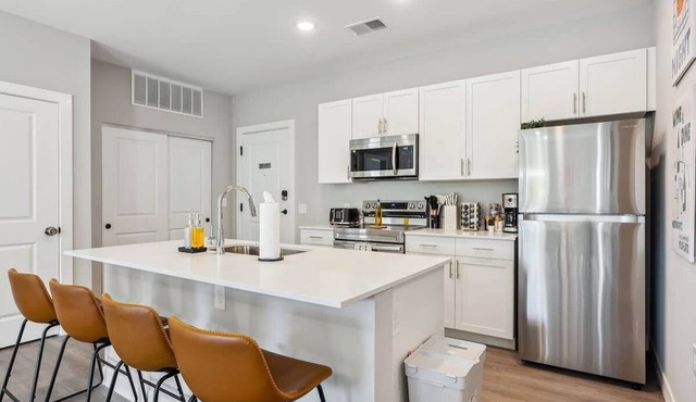 Walkable Apt in Historic Olde Towne w/Parking