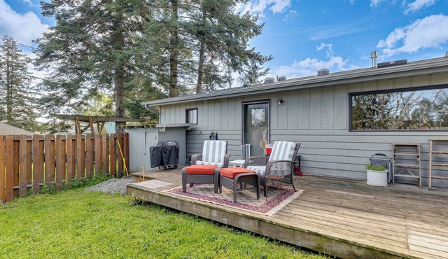 Walkable, Dog Friendly! Friday Harbor Stay w/Deck