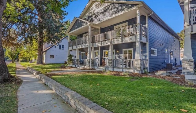 Walkable Downtown Coeur d'Alene Townhome w/Gas Fireplace & Bikes