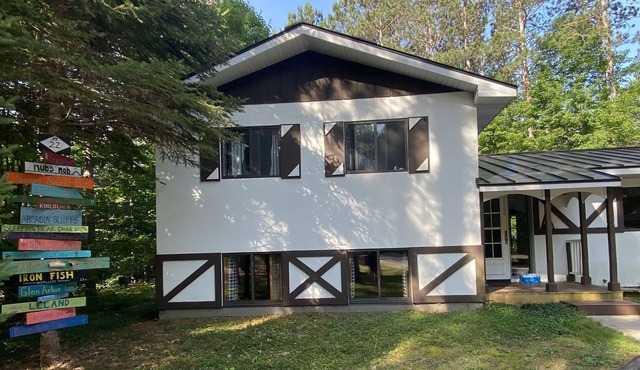 Walking distance to four-season ski and golf resort Crystal Mountain