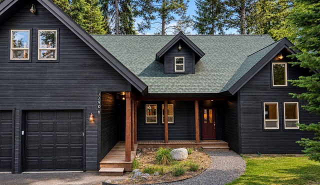 Warm and Spacious Home Near Town/Lake -Private Hot Tub & Pool Table. Pool/Tennis