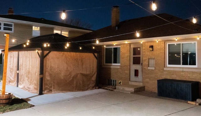 Warm spacious midsize home w/comfort and fun in Glendale