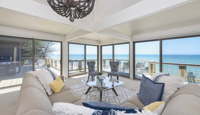 Water's Edge- private beach- sleeps 14