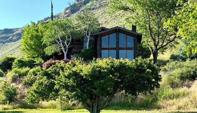 Waterfall House, canyon views and private waterfall