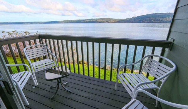 Waterfront 2-BR, Hot Tub, Pool, Bay Views