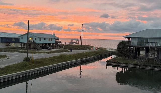 Waterfront 4BR Private Dock& Boat Ramp perfect for families