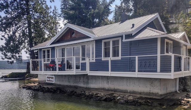 Waterfront beach cottage! Sandy beach, fish from deck, 3 kayaks, 2 standup PB