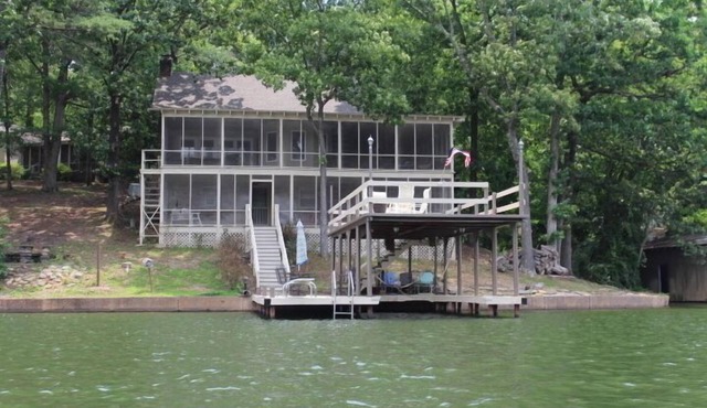 Waterfront Cabin/Clean Water/Jump off the top/Space for large family/fishing
