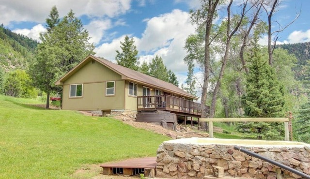 Waterfront cabins next to nature preserve - private hot tub & river views
