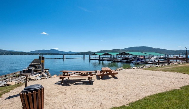 Waterfront condo w/dedicated boat slip, Tennis, Pool in Summer. Pet friendly!