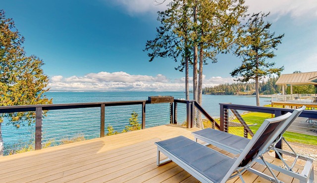 Waterfront dream home with unparalleled views, gas fireplace, & washer/dryer