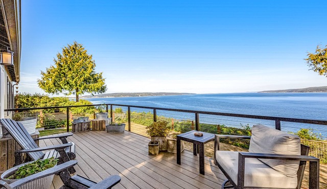 Waterfront gem w/ocean view, large deck, yard, beach access, WiFi - dog-friendly
