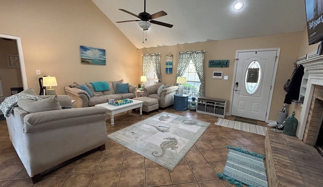 Waterfront home with 3 bedrooms 2 bathrooms and lots of amenities!