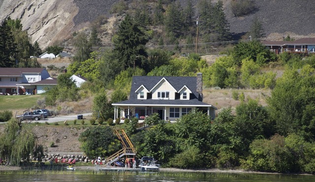 Waterfront Paradise on Lake Osoyoos