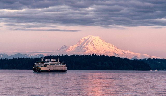 Waterfront Retreat Near Seattle, Hot Tub, Mt. Rainier Views, Sleeps 6