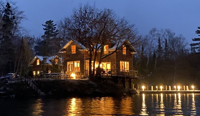 Waters Edge Cottage with Enchanting Lake Views