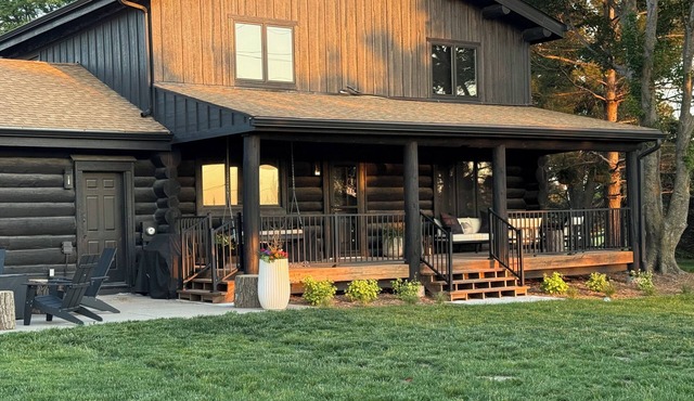 Wedding weekend and your next event place. 3-bedroom cabin on acreage in Elkhorn