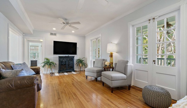 WELCOME To Nobles Cozy Condo With Warm Furnishings in Historical Midtown Mobile!