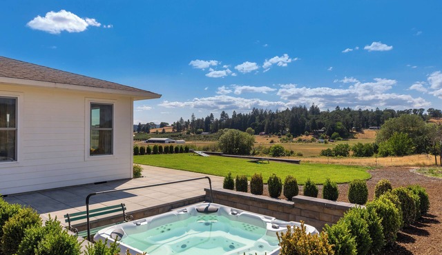 Welcome to Oz: A Vibrant Estate with Hot Tub!