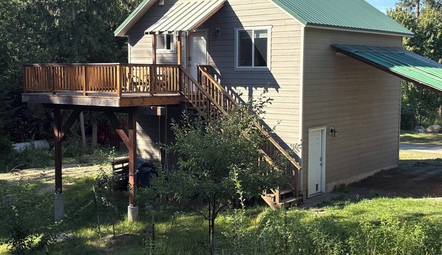 Welcoming 1-bedroom apartment in the woods with AC in charming Sagle,