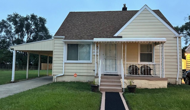 Welcoming 2-bedroom bungalow with AC in vibrant Detroit
