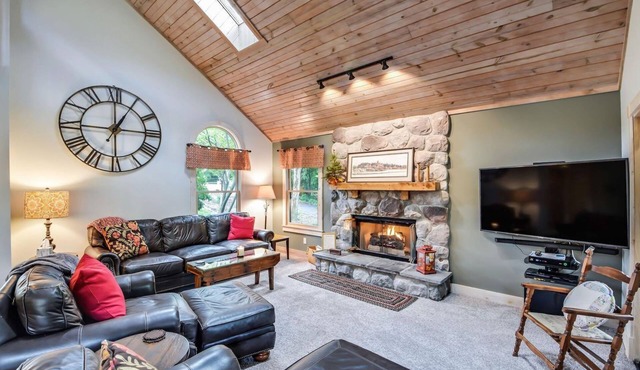 Westaway-Spacious Home w/Private Hot Tub, Fireplace, Amazing 1st Floor Layout