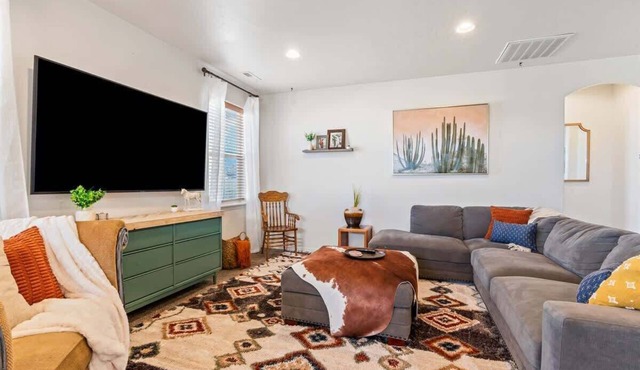 Western Charm Retreat | Hot Tub | Sleeps 10 | Near College of Idaho