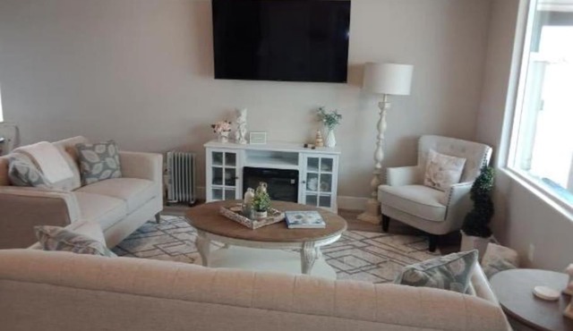 White Rocks-4beds, 3bath,hot tub