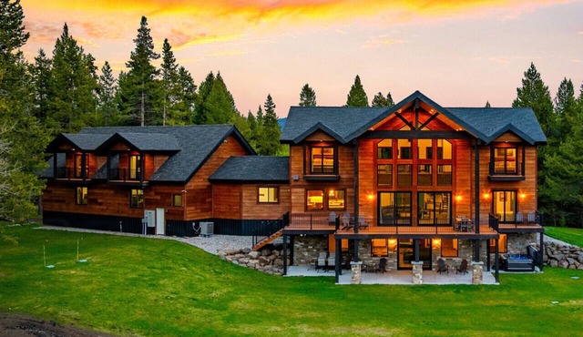 White Wolf Lodge | Luxe Estate Sleeps 22, Hot Tub, Game Room, & More!