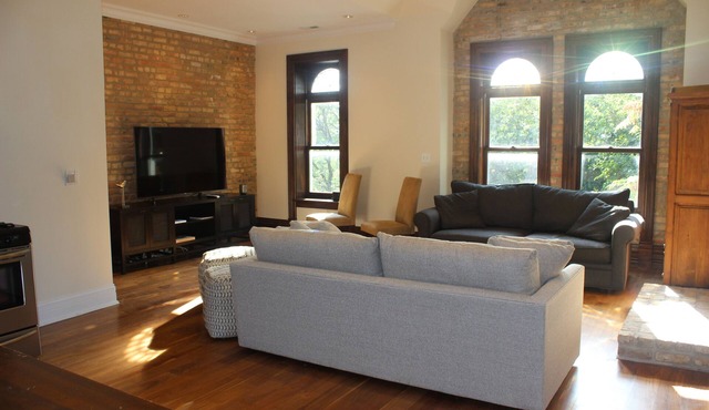 Wicker Park 3 Bedroom. Top floor Historic Greystone. Near Damen El Stop.
