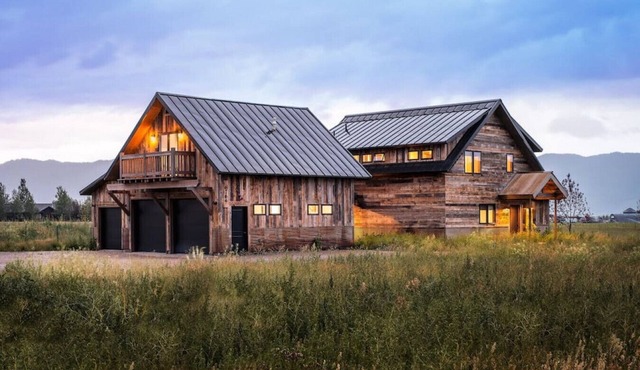 Wild Mustang: Great for Large Groups, Lots of Space Inside & Out, Views, Pet Friendly