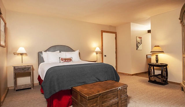 Wildflower 2-Bed Condo w/Scenic Views & Steps from Village Shops & Hiking Trail
