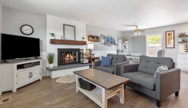 Wine Country: Dual living rooms, Close to downtown, Great views