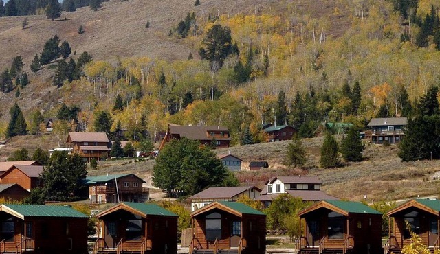Wonderful Lakefront Cabin near West Yellowstone, Montana