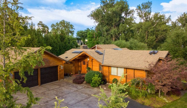 Wood Duck Lodge · Amazing cedar log home with private lake