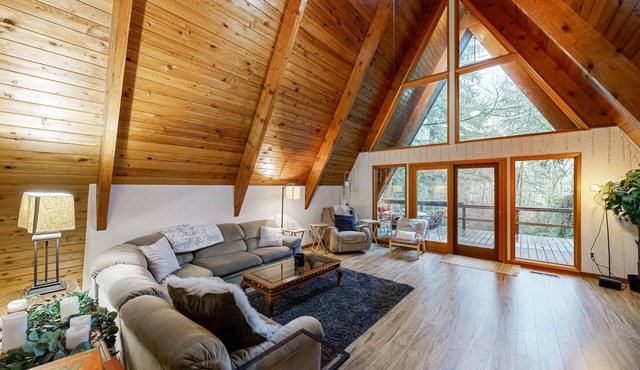 Wooded hideaway, a tranquil retreat in the heart of Beaverton with loft and WiFi