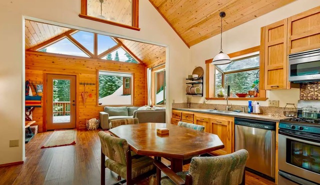 Woodlake Retreats Cozy Cabin + decks and firepit