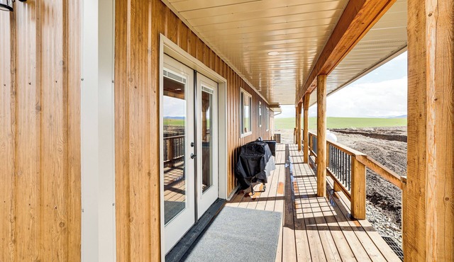 Wraparound Deck: Newly Built Home in Grangeville!