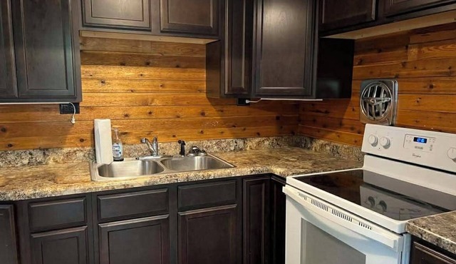"Wright Place Wright Time" Lakefront 2-bedroom cabin with AC in cozy LaFollette