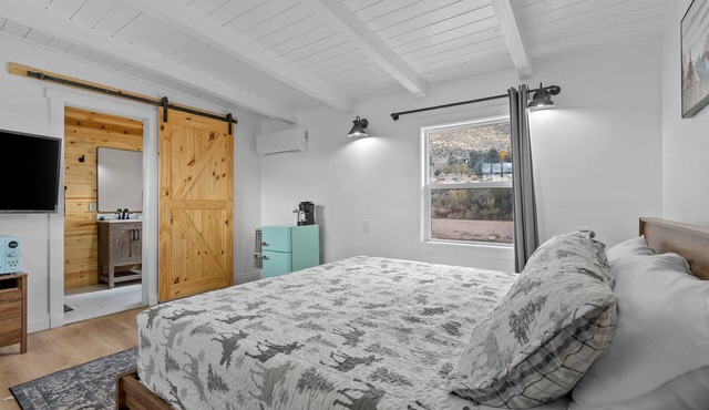 WWM 4 · 4 E. Sierra's base camp 2 Bed Suite, wifi WWM 4