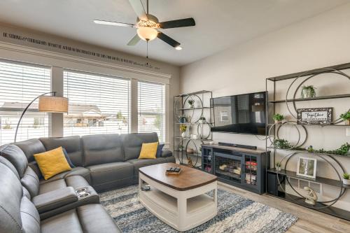 Year-Round Outdoor Fun: Spacious Retreat in Iona