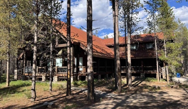 Yellowstone Crossing Lodge