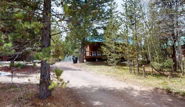 Yellowstone NP | Sleeps 8 | Fire Pit & BBQ