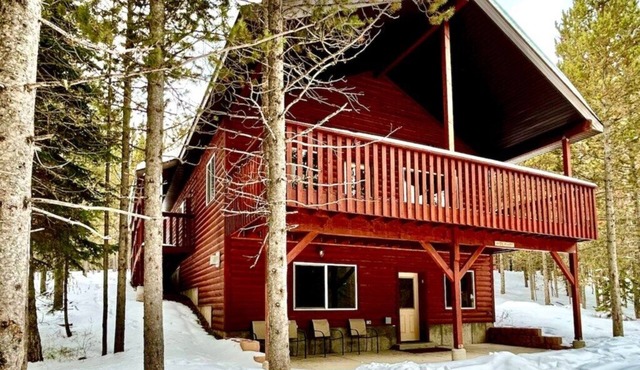 Yellowstone's Group‑Friendly Cabin-5-Star Comfort!
